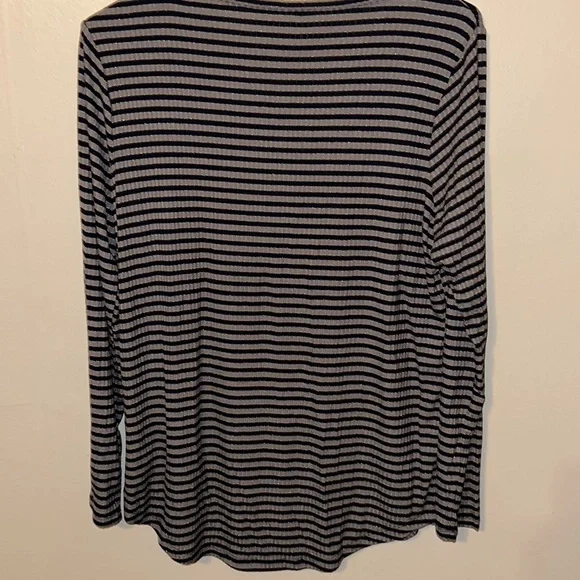 Flowing stretchy Old navy top! - Picture 3 of 4